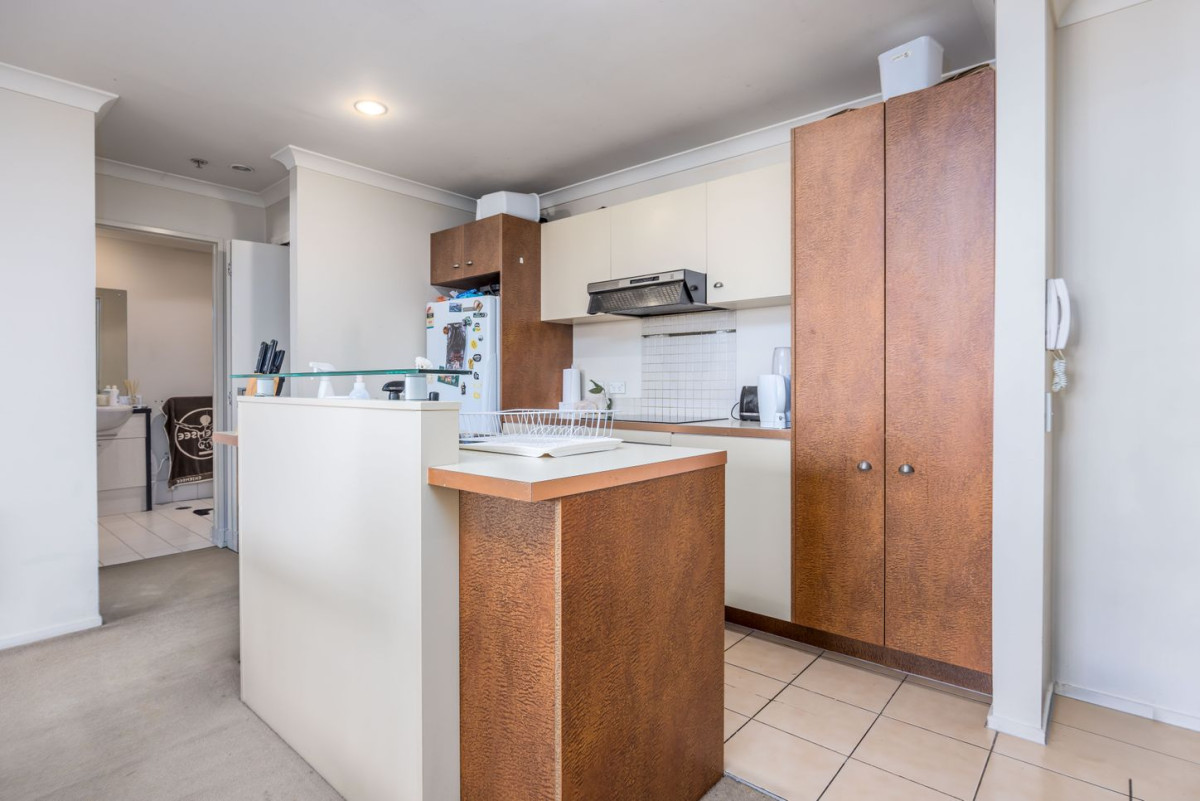 Triple Grammar school zone (AGS, AGGS, MAGS), 80m2 Freehold 2 beds 2 baths apartment with car park, 2M/160 Symonds Street, Grafton, Auckland