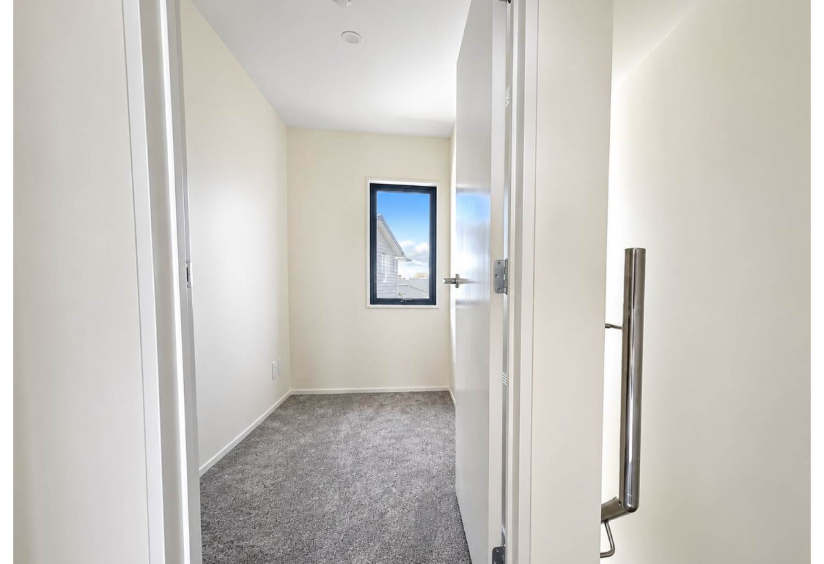 Only $499,000 – End Unit, Parking & Covered Outdoor Living, 1 bed + 1 study room 1 bath townhouse with car park, 40F Friesian Drive, Mangere, Auckland