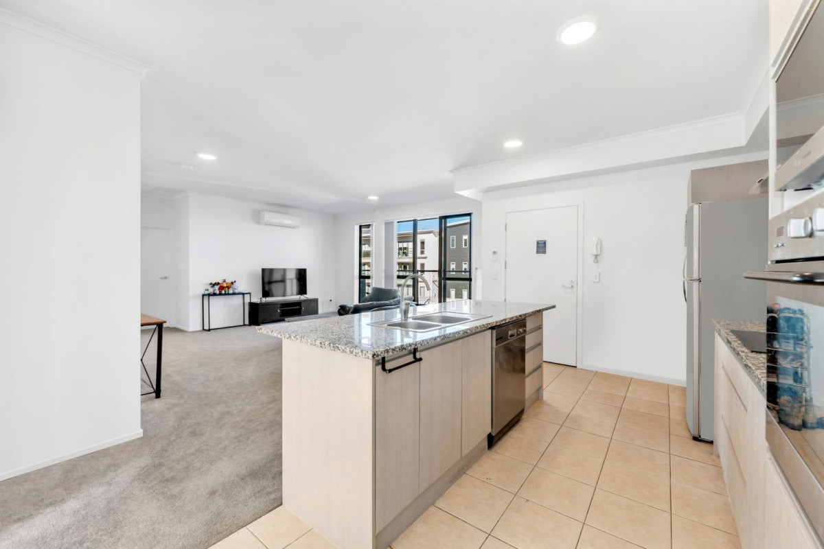 Public Trust is highly motivated, and this property is seriously for sale. 3 beds 2 baths apartment with 2 car parks, 120m2 floor area, 10/130 Stancombe Road, Flat Bush, Auckland