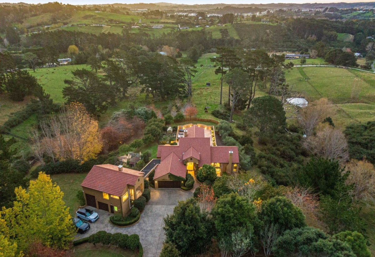 2.9ha Lifestyle section, Country Views, Provincial Charm Home & Cottage, Renovated, 5 beds + office 3 baths main home, with 5 gagare and a separate, 1 bed 1 bath self-contained cottage, 21 Messenger Road, Stillwater, Auckland