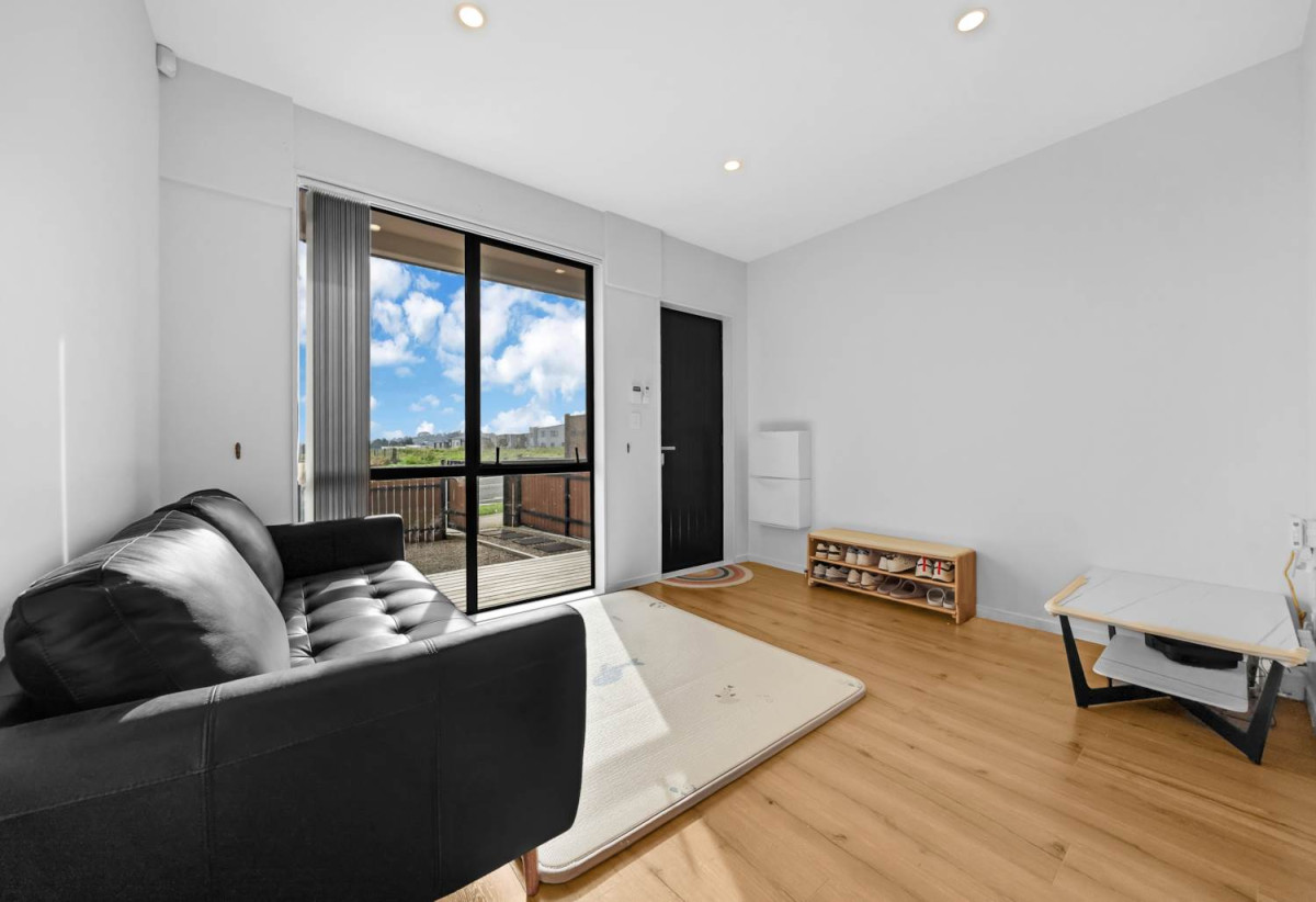 Must Sell, Vendor relocating overseas, Brick 3 beds 2.5 baths home with car park, 37B Murphys Park Drive, Flat Bush, Auckland