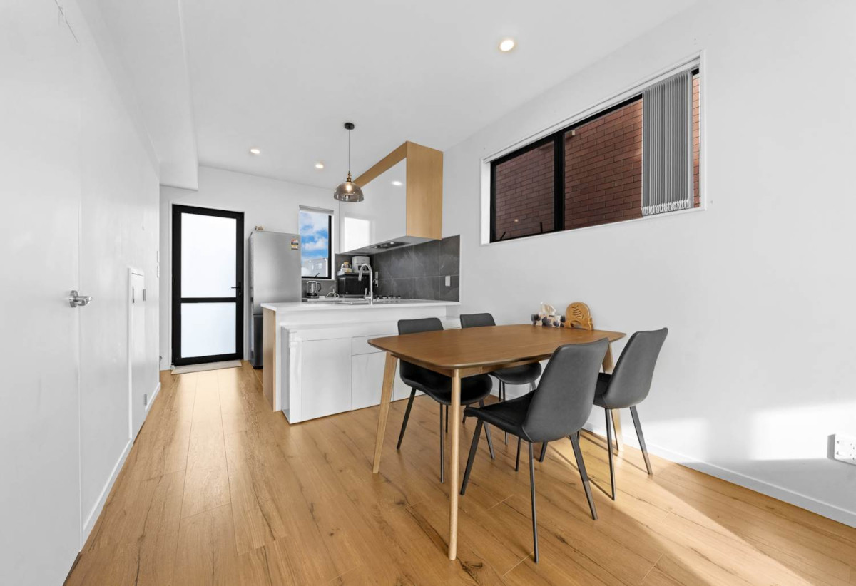 Must Sell, Vendor relocating overseas, Brick 3 beds 2.5 baths home with car park, 37B Murphys Park Drive, Flat Bush, Auckland