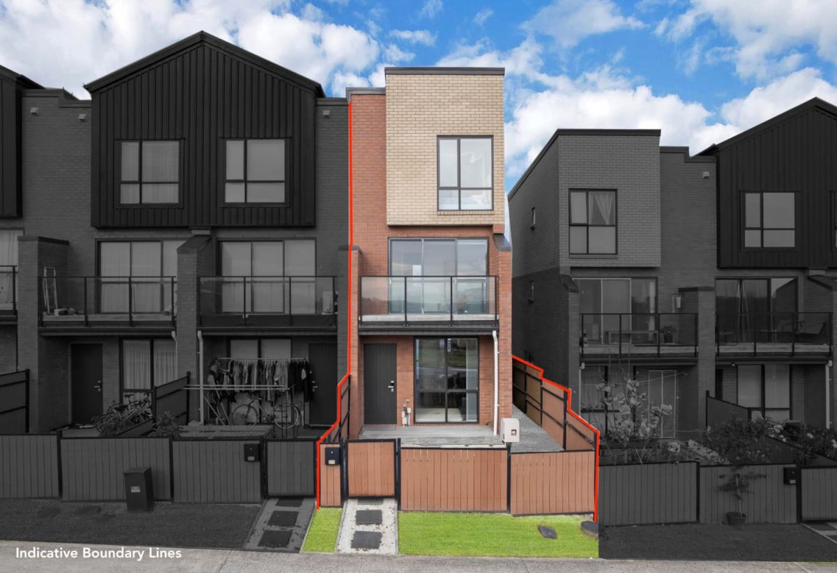 Must Sell, Vendor relocating overseas, Brick 3 beds 2.5 baths home with car park, 37B Murphys Park Drive, Flat Bush, Auckland