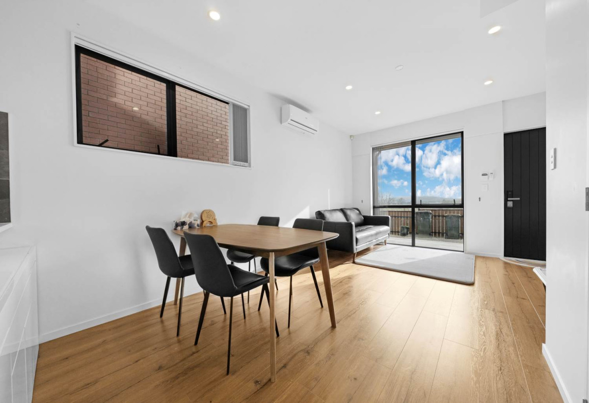 Must Sell, Vendor relocating overseas, Brick 3 beds 2.5 baths home with car park, 37B Murphys Park Drive, Flat Bush, Auckland