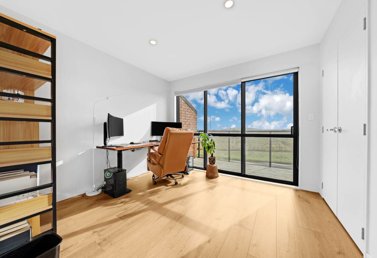 Must Sell, Vendor relocating overseas, Brick 3 beds 2.5 baths home with car park, 37B Murphys Park Drive, Flat Bush, Auckland