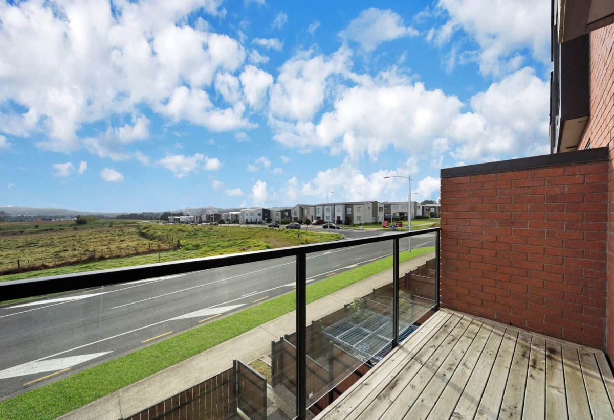 Must Sell, Vendor relocating overseas, Brick 3 beds 2.5 baths home with car park, 37B Murphys Park Drive, Flat Bush, Auckland