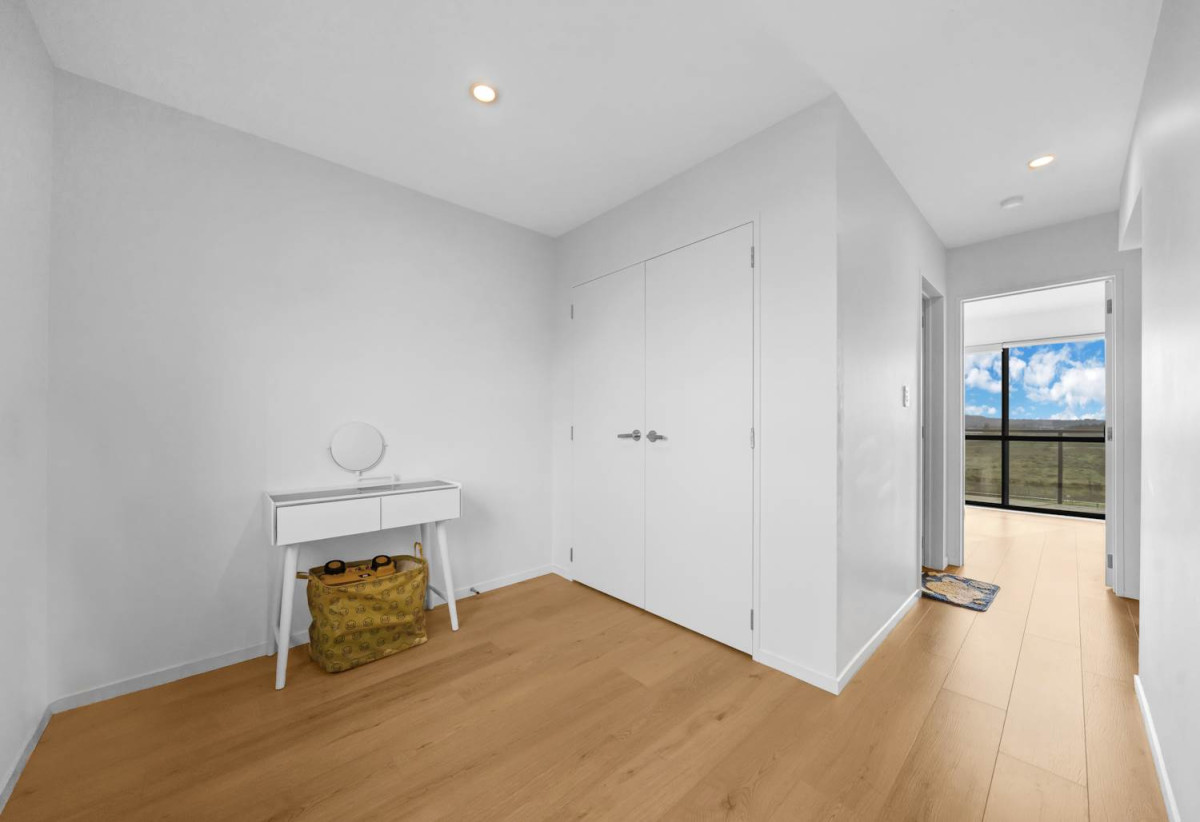 Must Sell, Vendor relocating overseas, Brick 3 beds 2.5 baths home with car park, 37B Murphys Park Drive, Flat Bush, Auckland