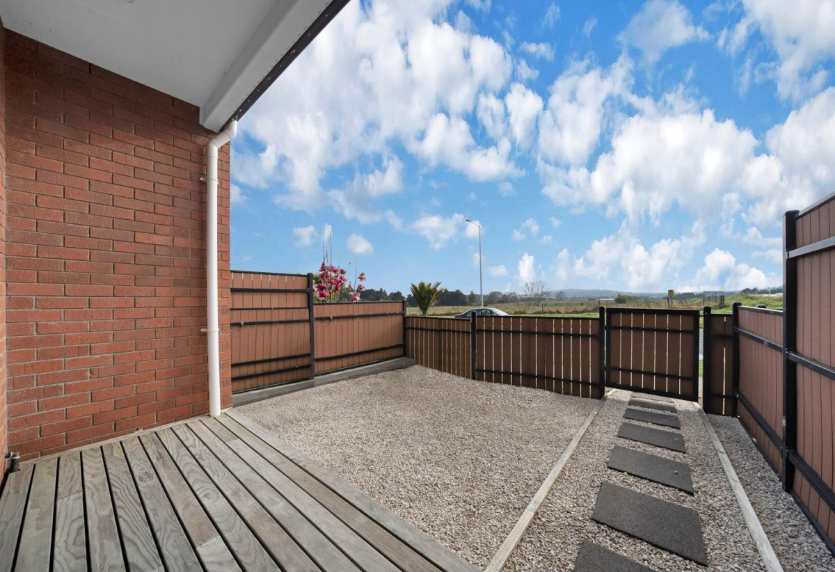 Must Sell, Vendor relocating overseas, Brick 3 beds 2.5 baths home with car park, 37B Murphys Park Drive, Flat Bush, Auckland