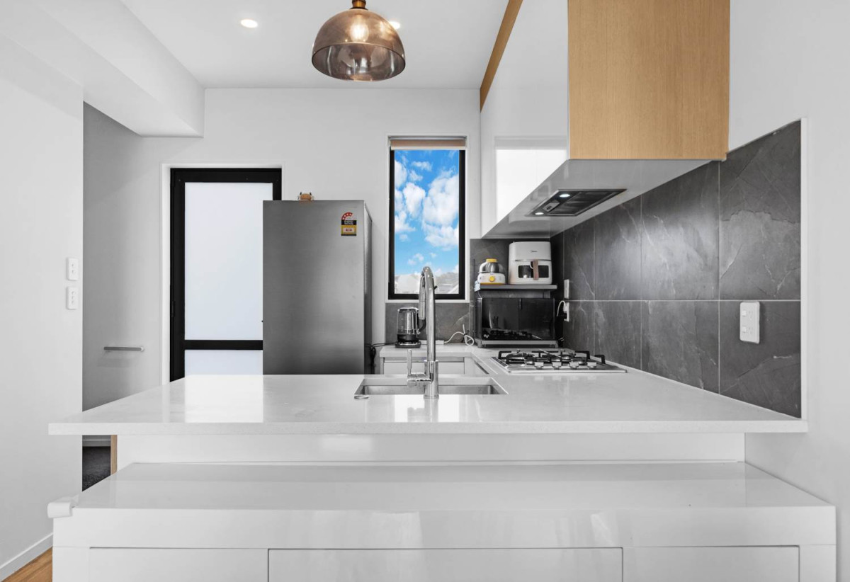 Must Sell, Vendor relocating overseas, Brick 3 beds 2.5 baths home with car park, 37B Murphys Park Drive, Flat Bush, Auckland
