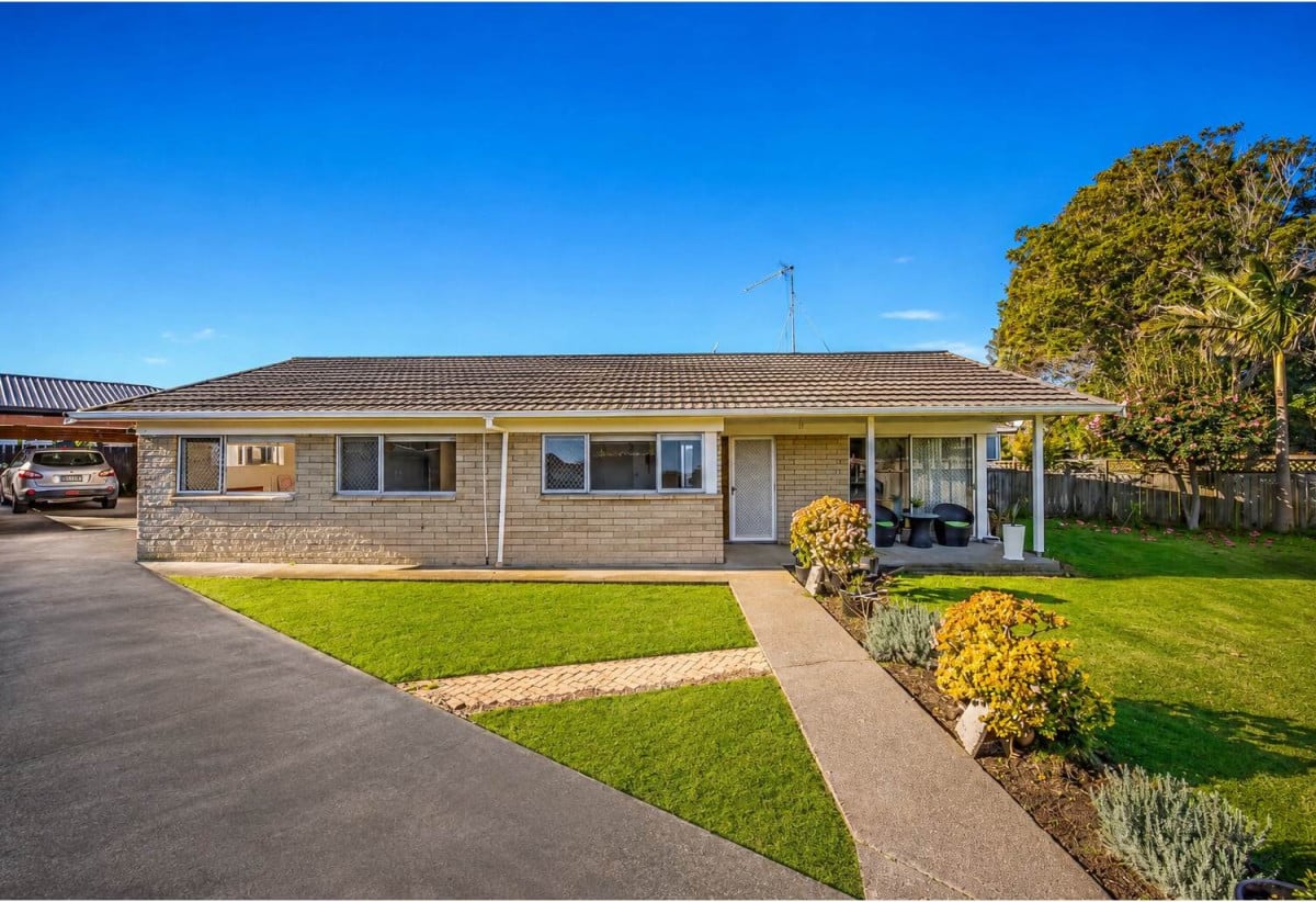 635m2 section, Motivated Vendors, Renovated Brick and tile 3 beds 1 bath house with double carport, 21 Waimai Avenue, Weymouth, Auckland