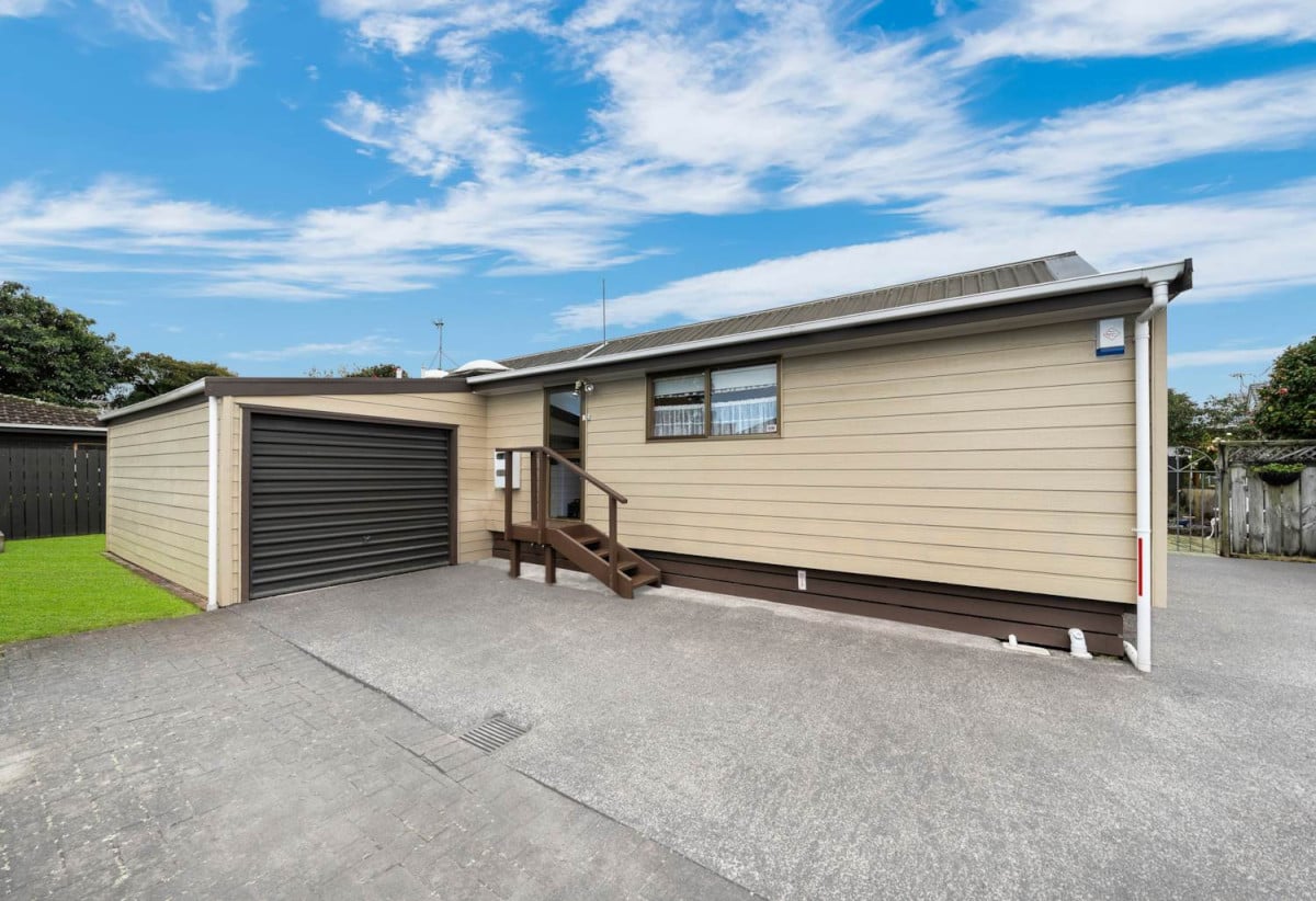 Half share of 1,219m² , 3 beds 1 bath house with Single garage, own separate driveway, extra car park, 2/94 Carruth Road, Papatoetoe, Auckland