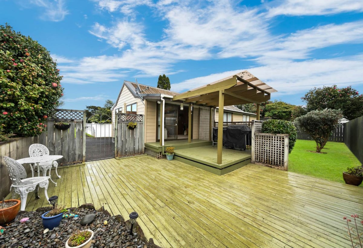 Half share of 1,219m² , 3 beds 1 bath house with Single garage, own separate driveway, extra car park, 2/94 Carruth Road, Papatoetoe, Auckland