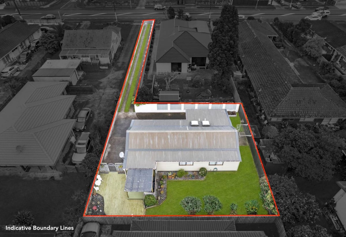 Half share of 1,219m² , 3 beds 1 bath house with Single garage, own separate driveway, extra car park, 2/94 Carruth Road, Papatoetoe, Auckland