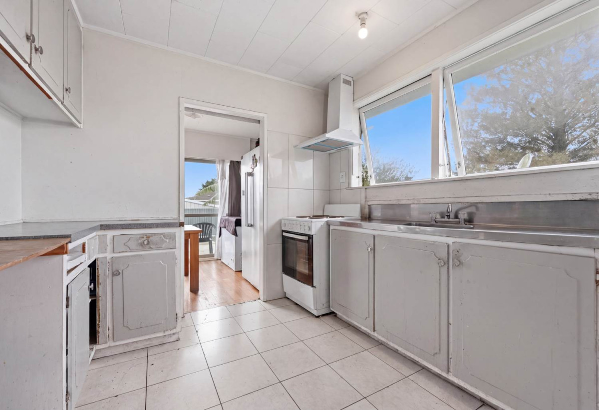 607m2 section, 3 beds 1 bath house with car parks, 35 Arnwood Street, Manurewa, Auckland