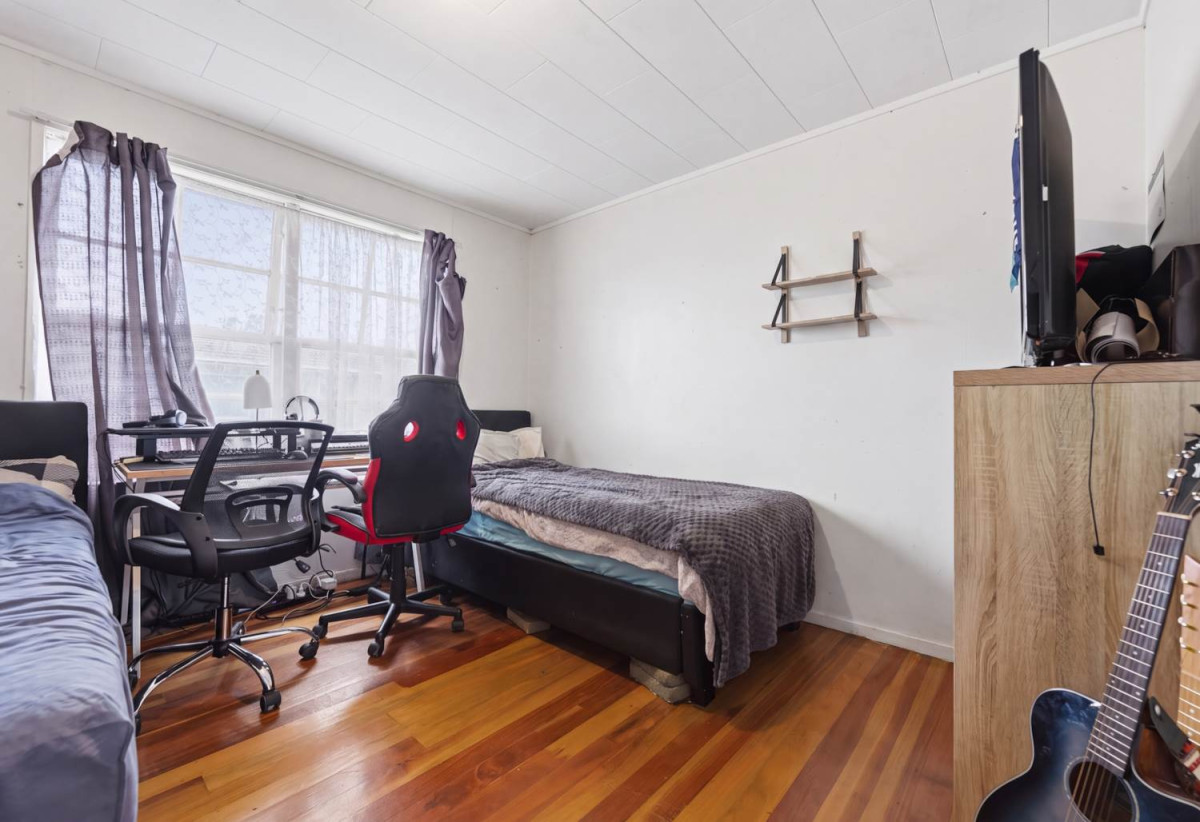 607m2 section, 3 beds 1 bath house with car parks, 35 Arnwood Street, Manurewa, Auckland