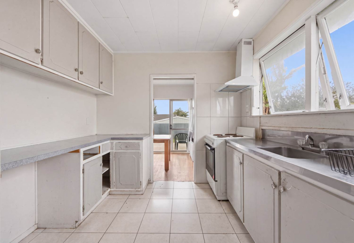 607m2 section, 3 beds 1 bath house with car parks, 35 Arnwood Street, Manurewa, Auckland