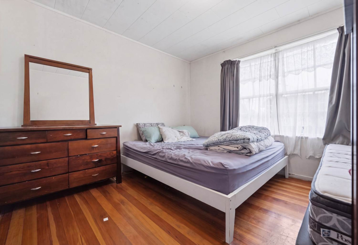 607m2 section, 3 beds 1 bath house with car parks, 35 Arnwood Street, Manurewa, Auckland