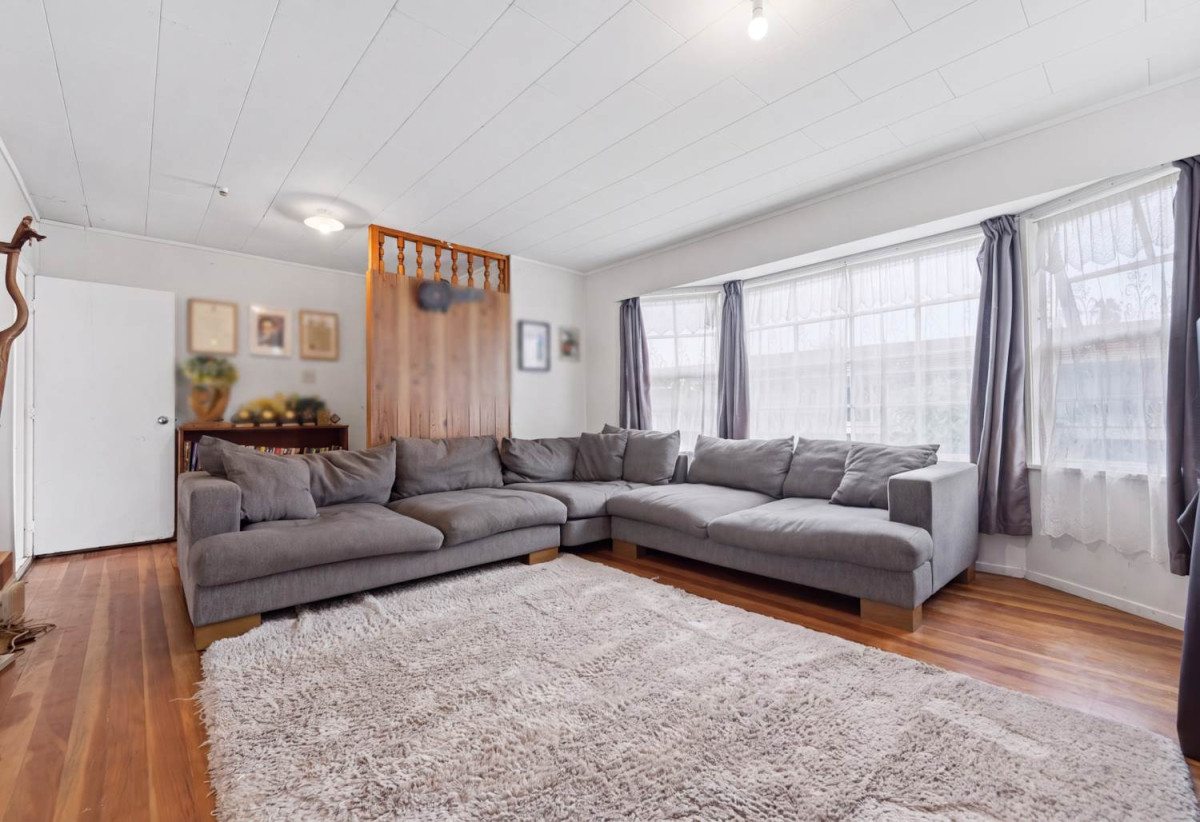 607m2 section, 3 beds 1 bath house with car parks, 35 Arnwood Street, Manurewa, Auckland