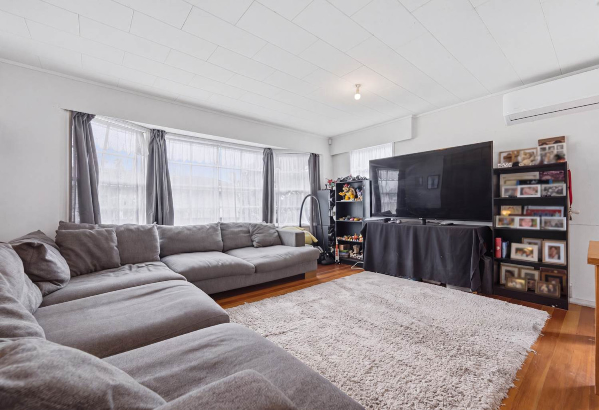 607m2 section, 3 beds 1 bath house with car parks, 35 Arnwood Street, Manurewa, Auckland