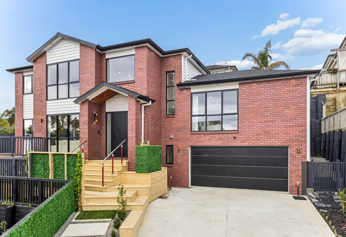 2 kitchens, 5 beds (3 ensuites) 4.5 baths house with double garage and 1 bed granny, 18 Mara Way, Sunnyvale, Auckland