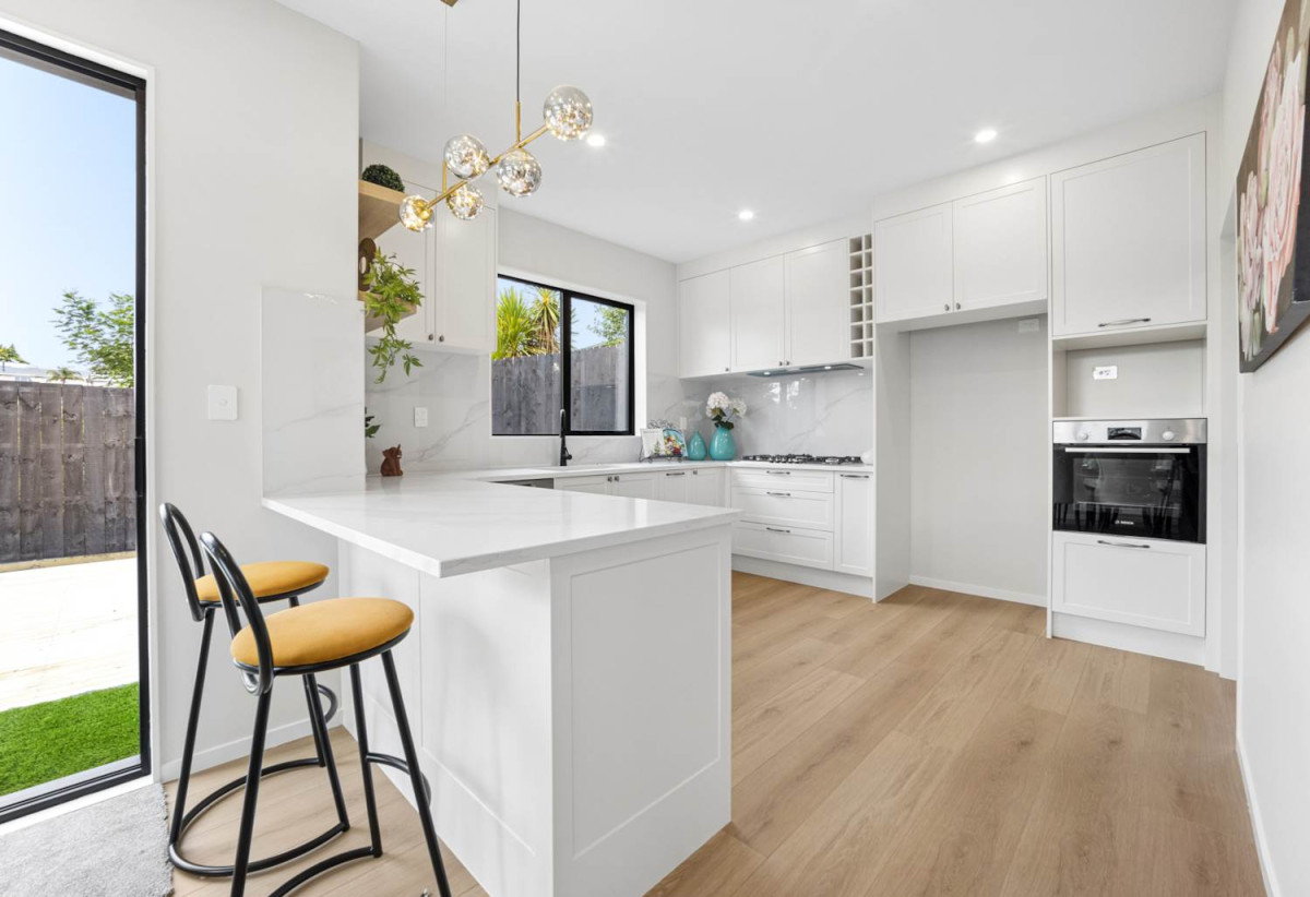 2 kitchens, 5 beds (3 ensuites) 4.5 baths house with double garage and 1 bed granny, 18 Mara Way, Sunnyvale, Auckland