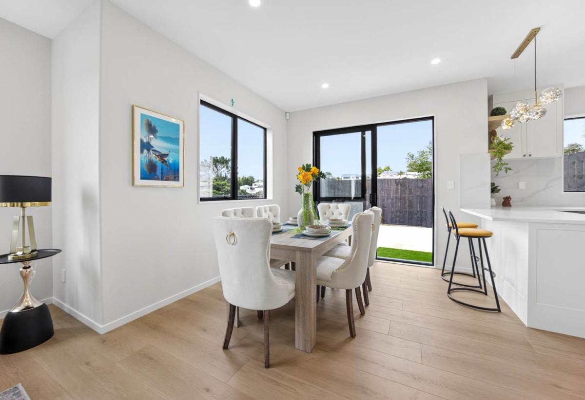 2 kitchens, 5 beds (3 ensuites) 4.5 baths house with double garage and 1 bed granny, 18 Mara Way, Sunnyvale, Auckland
