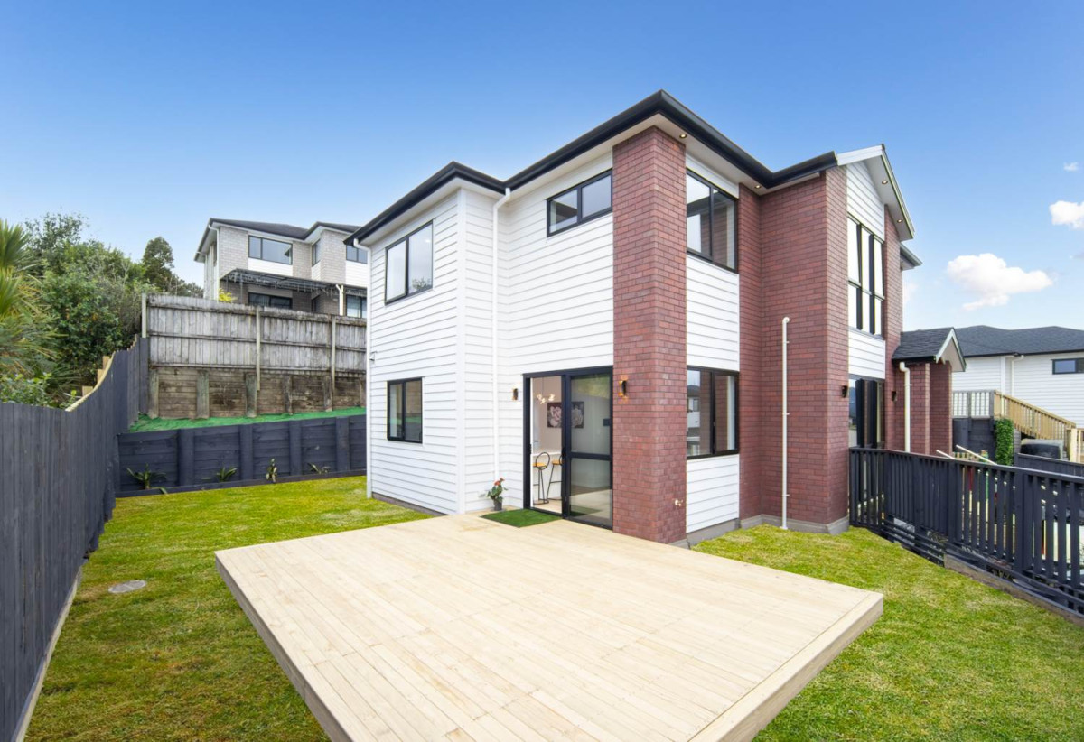 2 kitchens, 5 beds (3 ensuites) 4.5 baths house with double garage and 1 bed granny, 18 Mara Way, Sunnyvale, Auckland