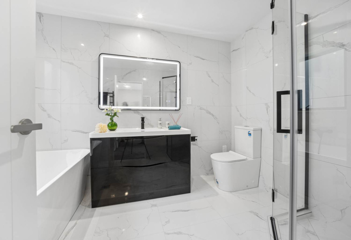 2 kitchens, 5 beds (3 ensuites) 4.5 baths house with double garage and 1 bed granny, 18 Mara Way, Sunnyvale, Auckland