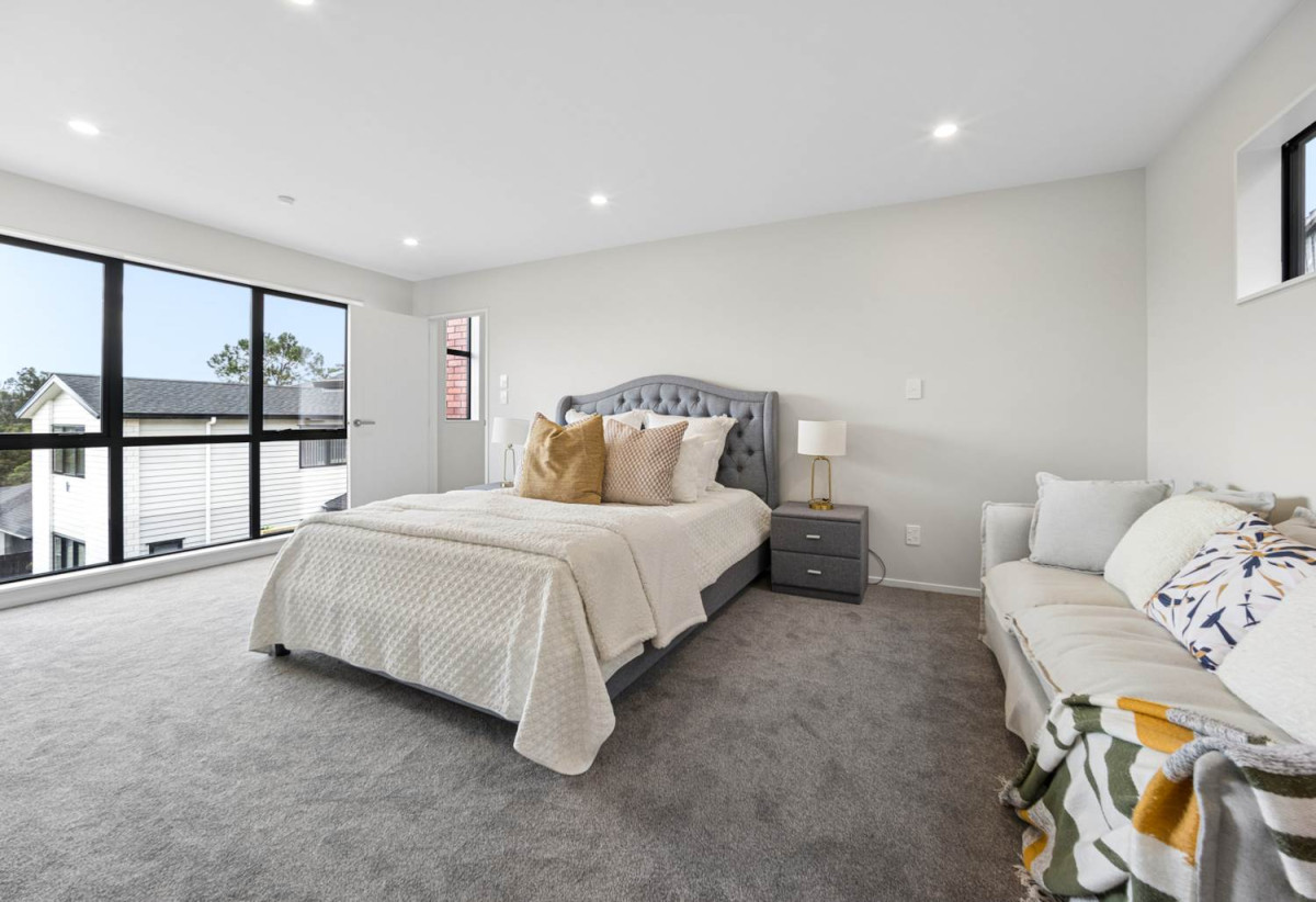 2 kitchens, 5 beds (3 ensuites) 4.5 baths house with double garage and 1 bed granny, 18 Mara Way, Sunnyvale, Auckland