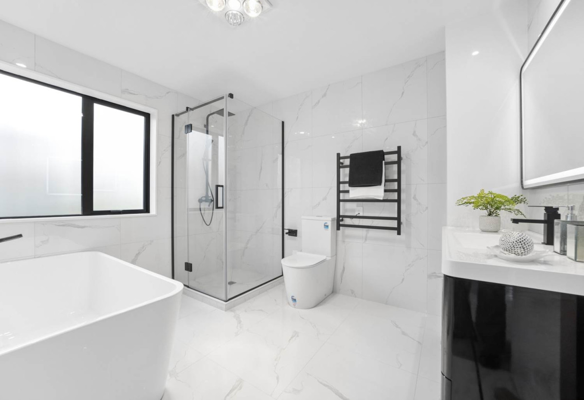 2 kitchens, 5 beds (3 ensuites) 4.5 baths house with double garage and 1 bed granny, 18 Mara Way, Sunnyvale, Auckland