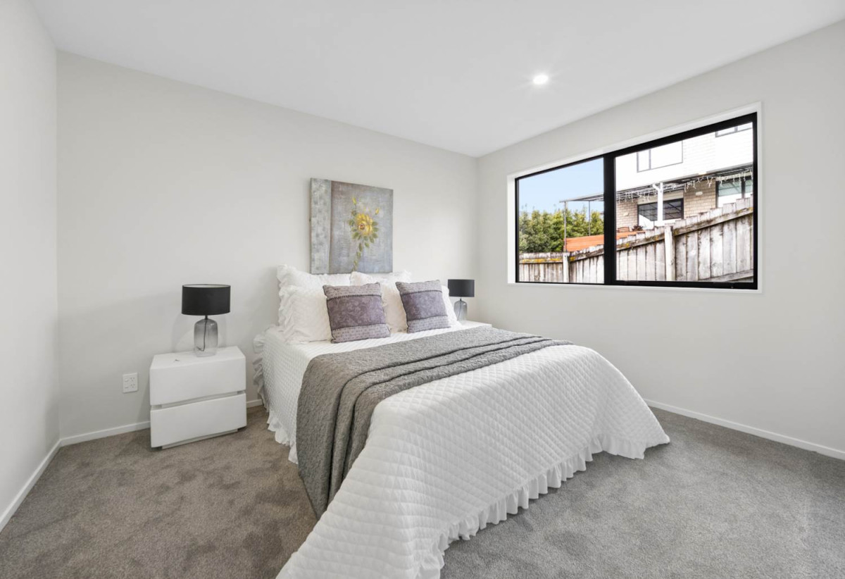 2 kitchens, 5 beds (3 ensuites) 4.5 baths house with double garage and 1 bed granny, 18 Mara Way, Sunnyvale, Auckland