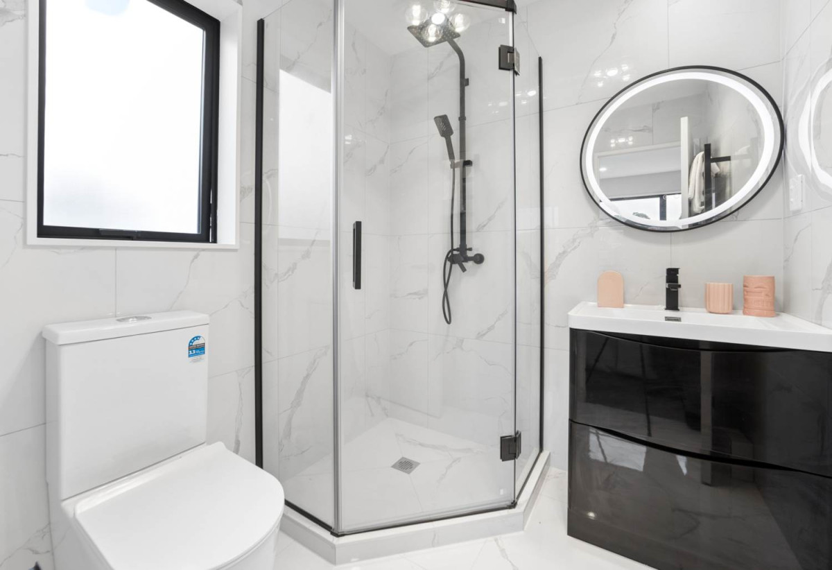 2 kitchens, 5 beds (3 ensuites) 4.5 baths house with double garage and 1 bed granny, 18 Mara Way, Sunnyvale, Auckland