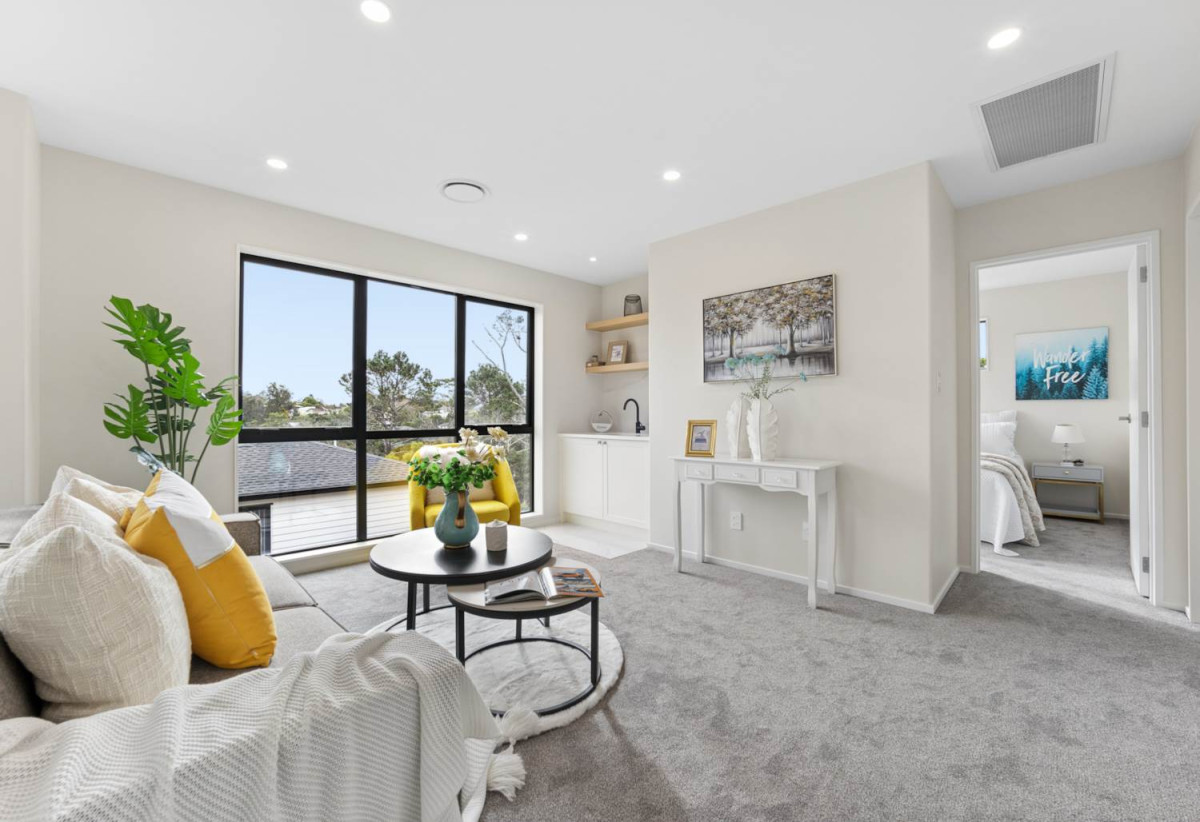 2 kitchens, 5 beds (3 ensuites) 4.5 baths house with double garage and 1 bed granny, 18 Mara Way, Sunnyvale, Auckland