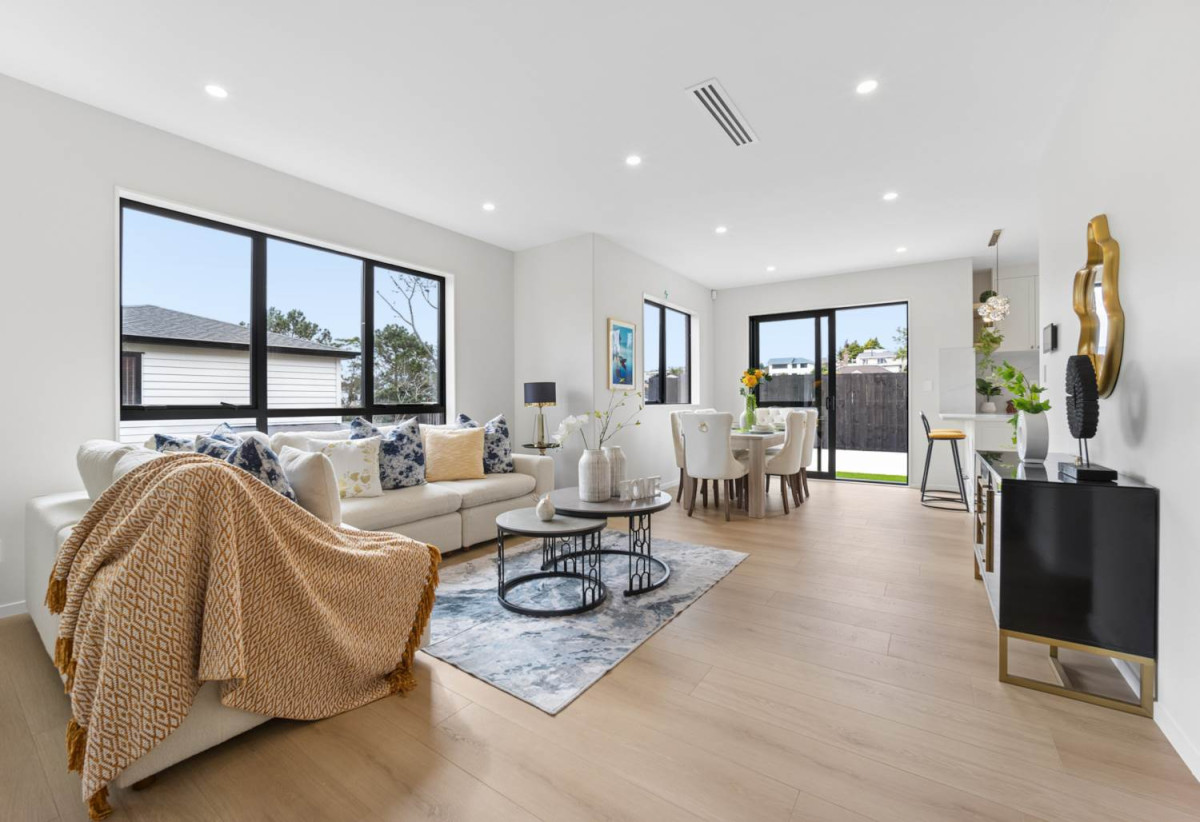 2 kitchens, 5 beds (3 ensuites) 4.5 baths house with double garage and 1 bed granny, 18 Mara Way, Sunnyvale, Auckland