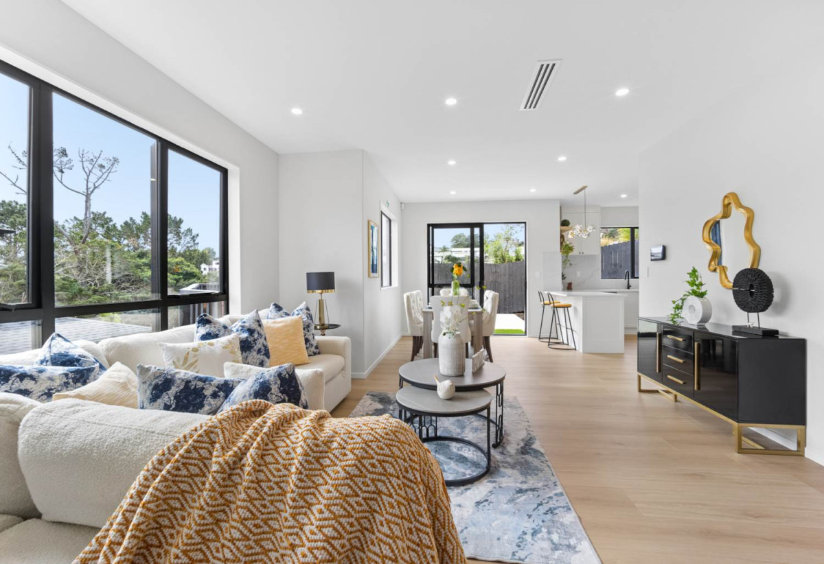 2 kitchens, 5 beds (3 ensuites) 4.5 baths house with double garage and 1 bed granny, 18 Mara Way, Sunnyvale, Auckland