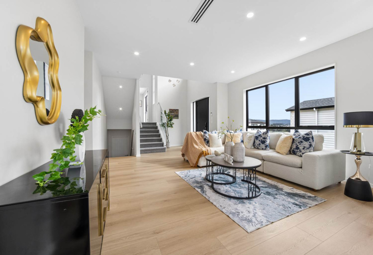 2 kitchens, 5 beds (3 ensuites) 4.5 baths house with double garage and 1 bed granny, 18 Mara Way, Sunnyvale, Auckland