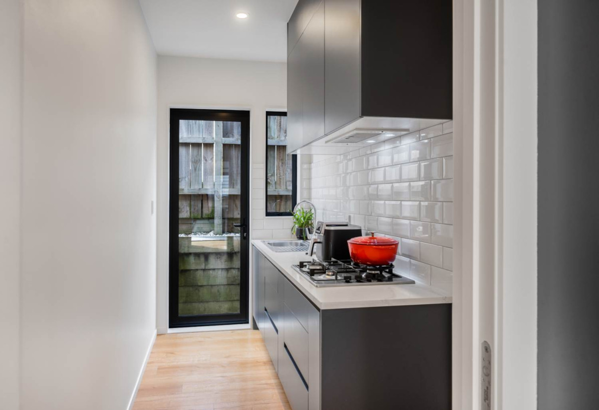 2 kitchens, 6 beds (4 ensuites) 5.5 baths house with double garage and 2 beds granny, 58 Lime Hill Rise, Flat Bush, Auckland
