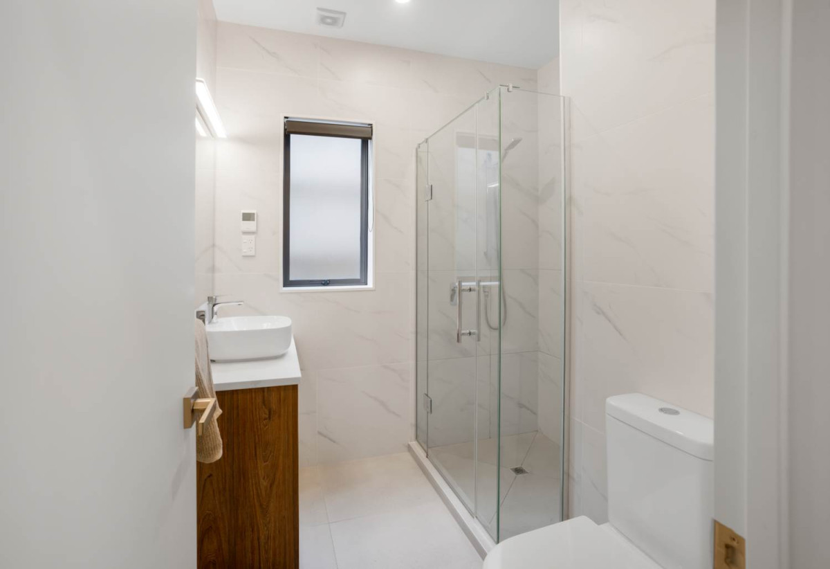 2 kitchens, 6 beds (4 ensuites) 5.5 baths house with double garage and 2 beds granny, 58 Lime Hill Rise, Flat Bush, Auckland