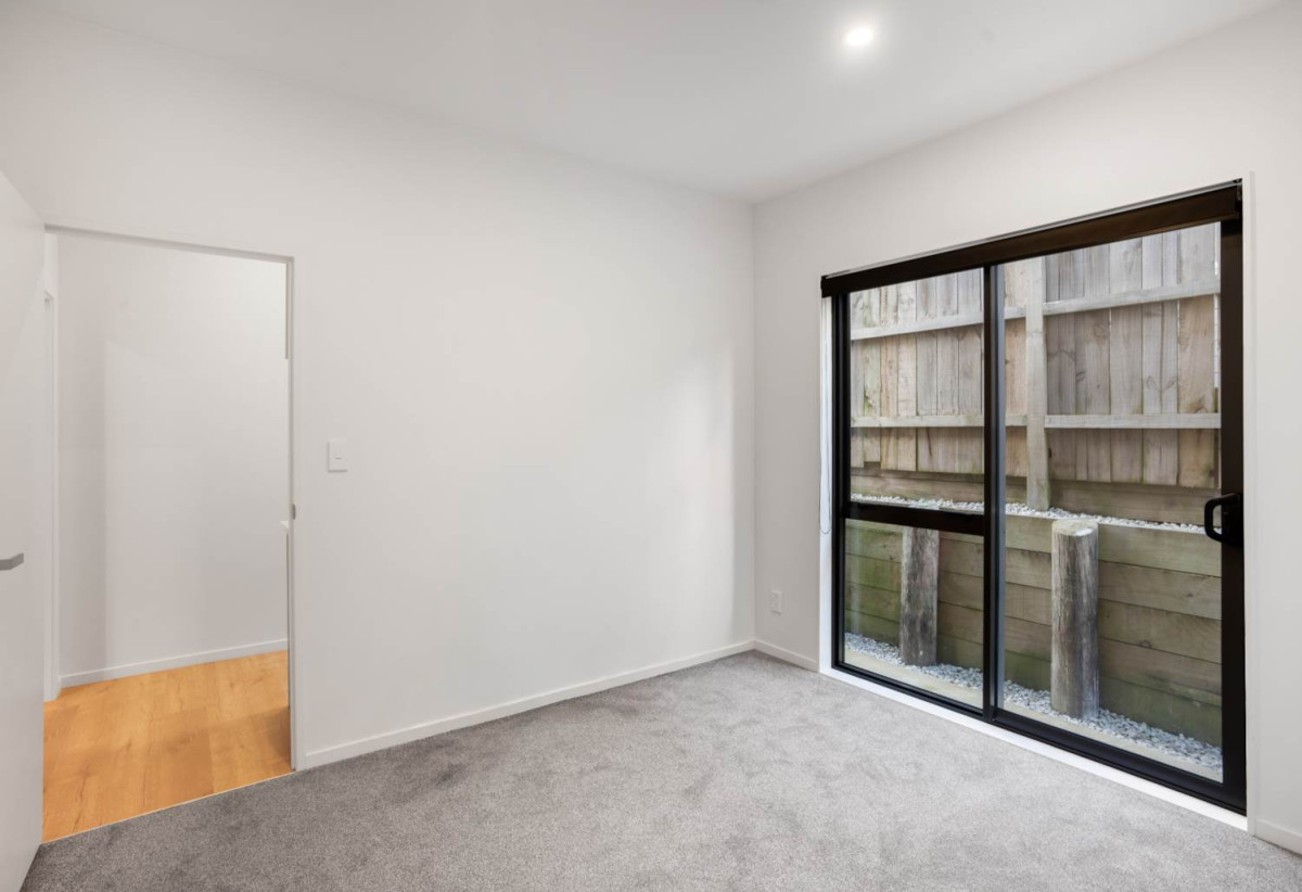 2 kitchens, 6 beds (4 ensuites) 5.5 baths house with double garage and 2 beds granny, 58 Lime Hill Rise, Flat Bush, Auckland