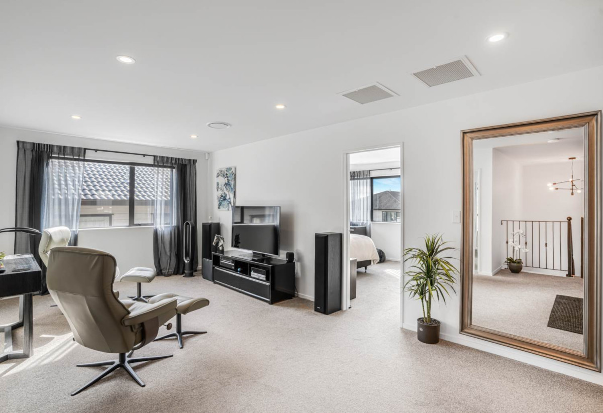2 kitchens, 6 beds (4 ensuites) 5.5 baths house with double garage and 2 beds granny, 58 Lime Hill Rise, Flat Bush, Auckland