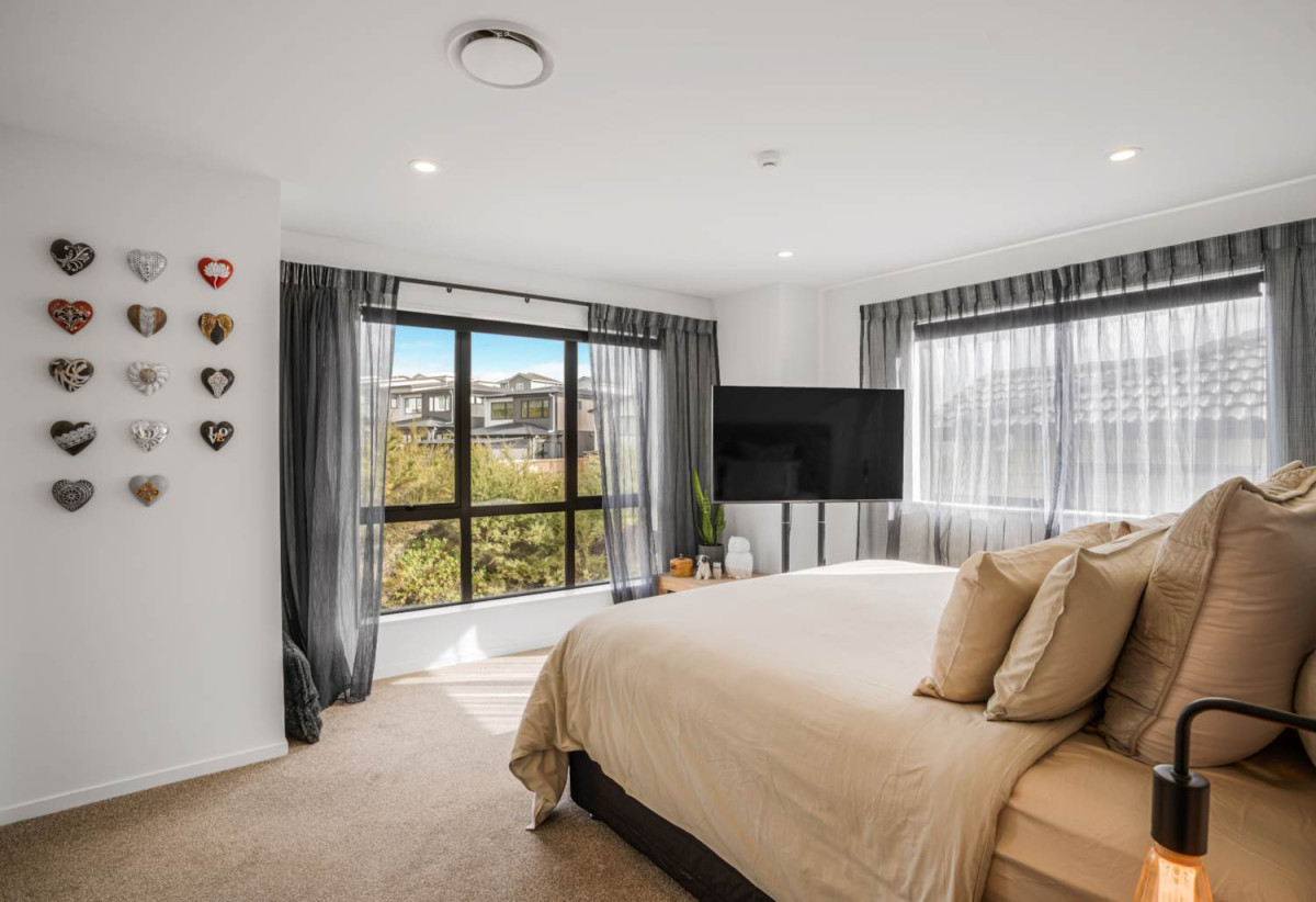 2 kitchens, 6 beds (4 ensuites) 5.5 baths house with double garage and 2 beds granny, 58 Lime Hill Rise, Flat Bush, Auckland