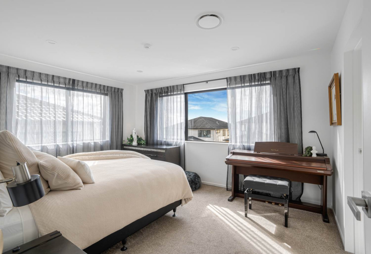 2 kitchens, 6 beds (4 ensuites) 5.5 baths house with double garage and 2 beds granny, 58 Lime Hill Rise, Flat Bush, Auckland