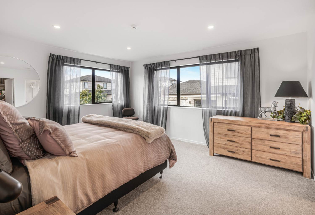 2 kitchens, 6 beds (4 ensuites) 5.5 baths house with double garage and 2 beds granny, 58 Lime Hill Rise, Flat Bush, Auckland