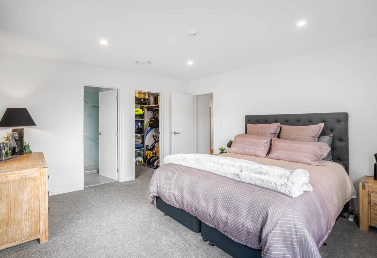 2 kitchens, 6 beds (4 ensuites) 5.5 baths house with double garage and 2 beds granny, 58 Lime Hill Rise, Flat Bush, Auckland