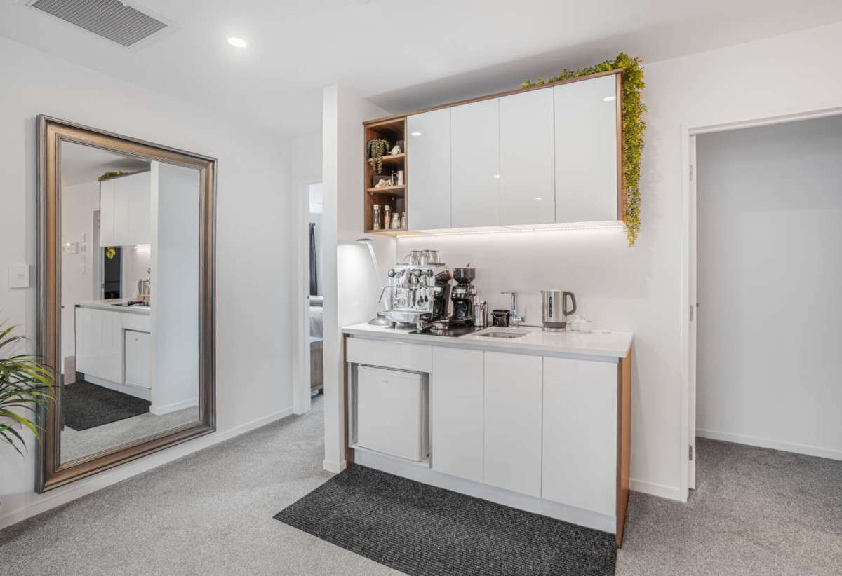 2 kitchens, 6 beds (4 ensuites) 5.5 baths house with double garage and 2 beds granny, 58 Lime Hill Rise, Flat Bush, Auckland