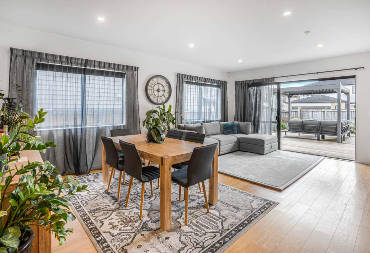 2 kitchens, 6 beds (4 ensuites) 5.5 baths house with double garage and 2 beds granny, 58 Lime Hill Rise, Flat Bush, Auckland