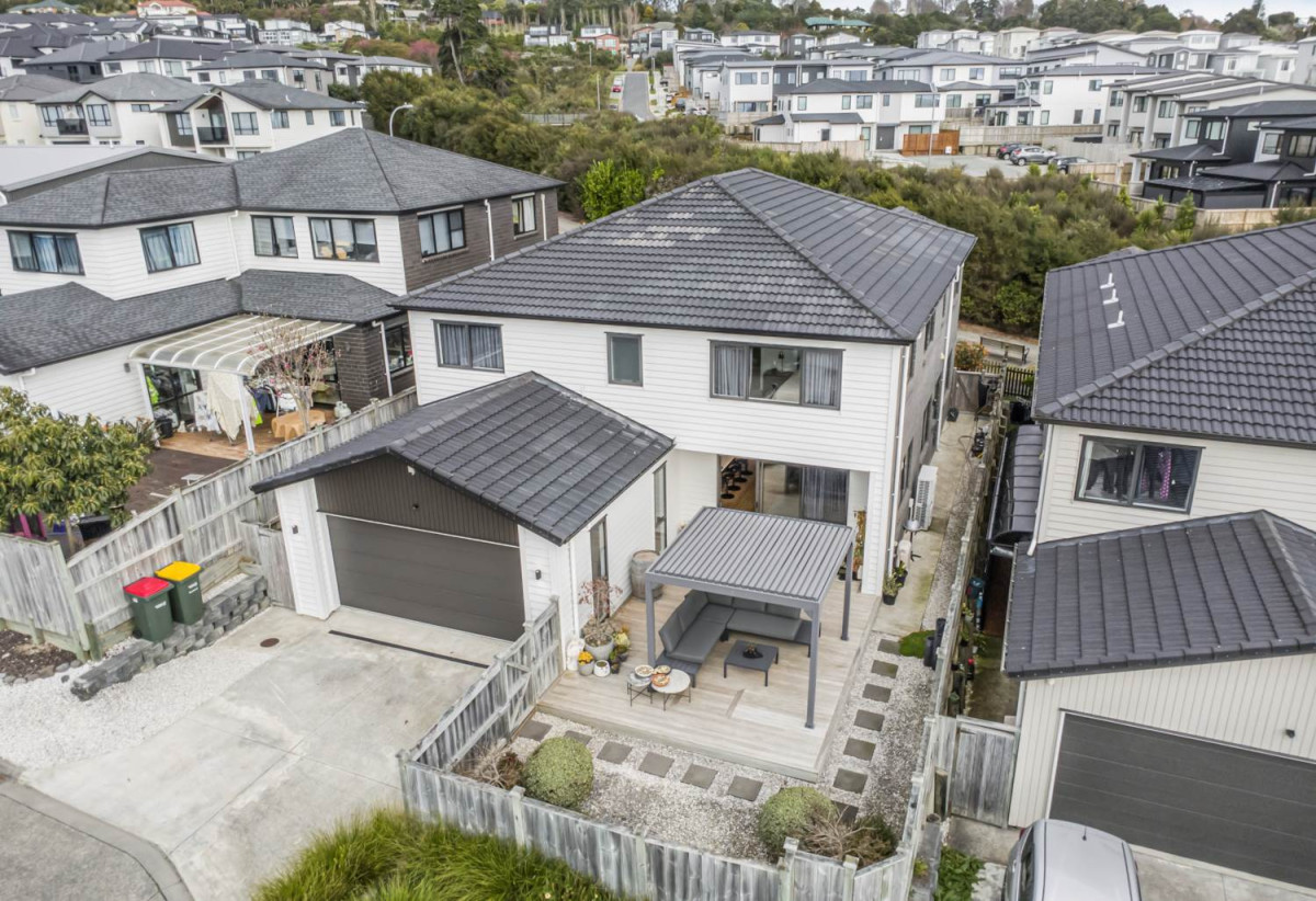 2 kitchens, 6 beds (4 ensuites) 5.5 baths house with double garage and 2 beds granny, 58 Lime Hill Rise, Flat Bush, Auckland