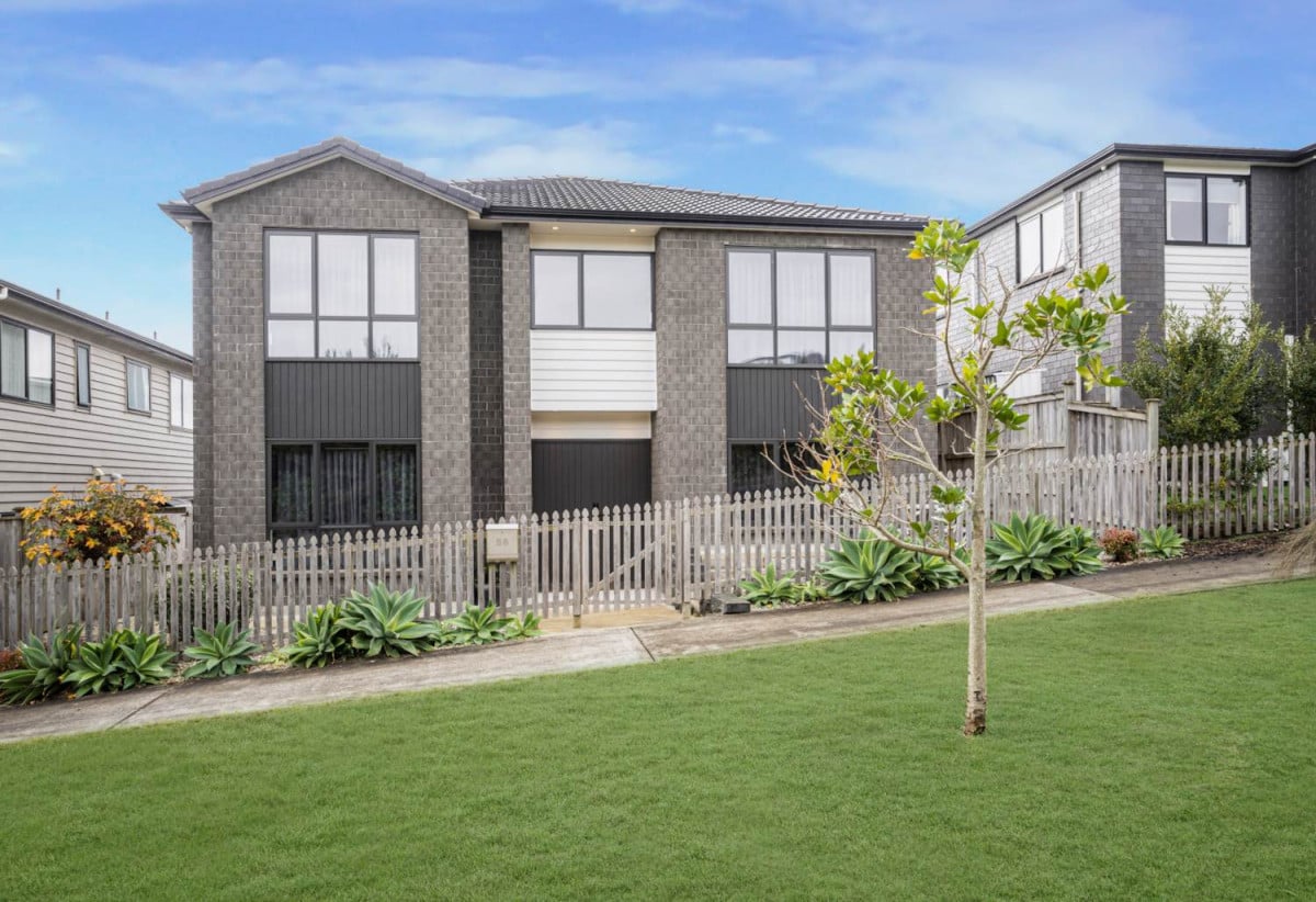 2 kitchens, 6 beds (4 ensuites) 5.5 baths house with double garage and 2 beds granny, 58 Lime Hill Rise, Flat Bush, Auckland