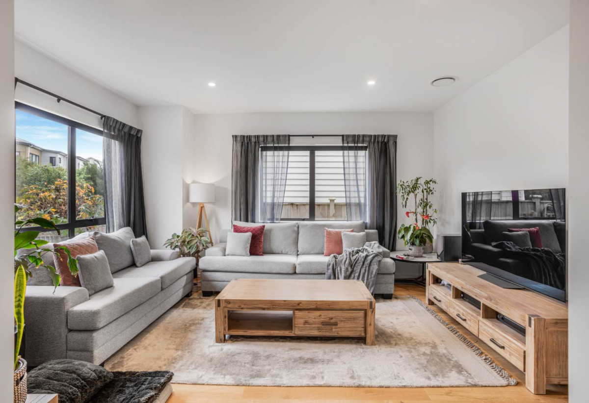 2 kitchens, 6 beds (4 ensuites) 5.5 baths house with double garage and 2 beds granny, 58 Lime Hill Rise, Flat Bush, Auckland