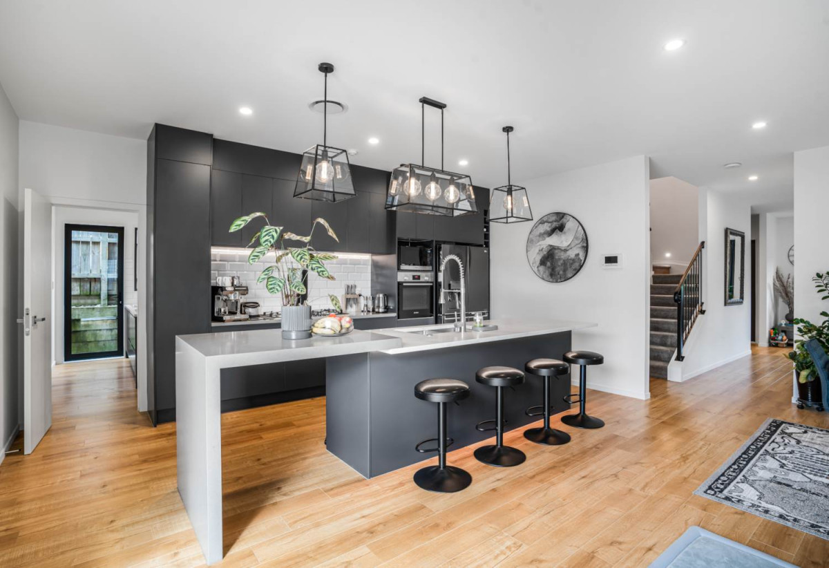 2 kitchens, 6 beds (4 ensuites) 5.5 baths house with double garage and 2 beds granny, 58 Lime Hill Rise, Flat Bush, Auckland